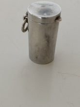 Charger l'image dans la galerie, Petit pendentif corbeille boîte à pilule en argent massif.
