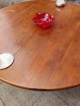 Charger l'image dans la galerie, Grande table ronde de bistrot , plateau en bois de teck nordique, piètement en fonte . Diamètre 120 cm

