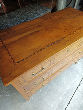 Charger l'image dans la galerie, Commode suisse d'époque Louis XVI en noyer massif , avec incrustations de marqueterie.
