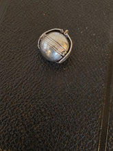 Charger l&#39;image dans la galerie, Taxco Mexique, boule porte photo souvenir en argent .
