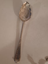 Charger l'image dans la galerie, Grande cuillère à fruits (Berry Spoon) d'époque George Il Stephen Adams orfèvre à Londres daté 1808
