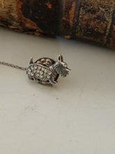Charger l'image dans la galerie, Broche et pins  , la dame élégante au petite chien, en argent massif et strass.  Travail seconde moitié XXÈME.
