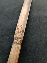 Charger l&#39;image dans la galerie, Exceptionnelle couteau Beligné à fruit en argent massif et nacre , milieu XVIIIÈME Coutelier du Roy de France.
