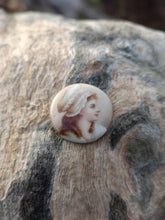 Charger l'image dans la galerie, Médaillon portrait femme souriante
