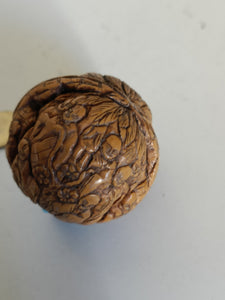 Boîte à tabac à priser, en noix sculptée ,région Chine fin XIXÈME début Xxème