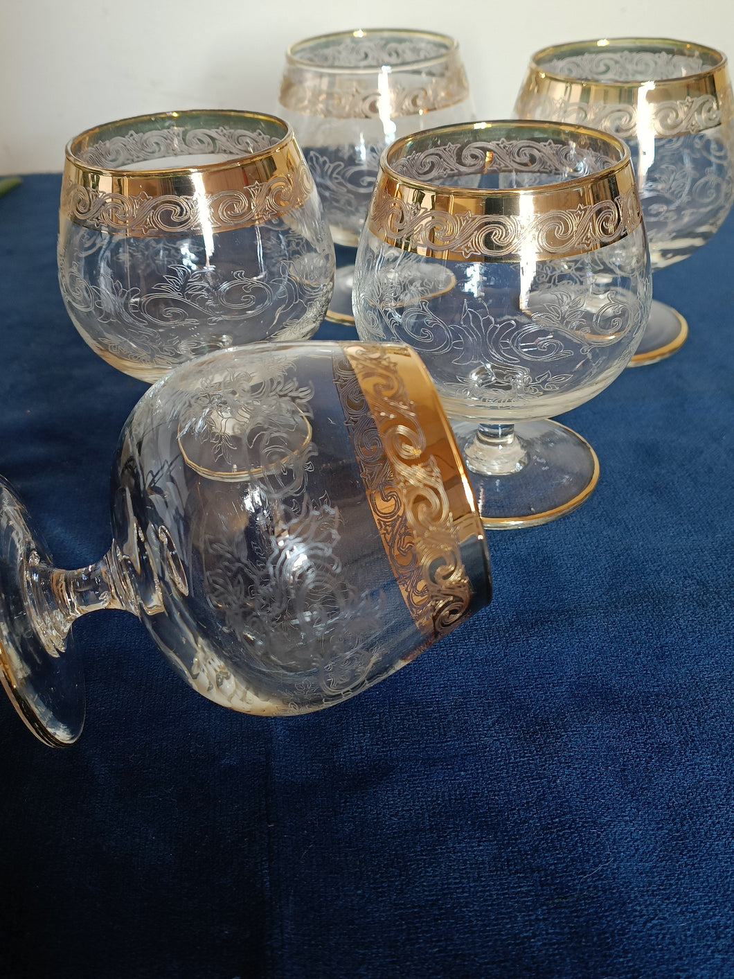 Série de 5 verres à Cognac en verre soufflé, doré et gravé . milieu XXÈME