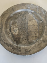 Charger l'image dans la galerie, Très rare assiette de chasse allemande 18ème 

Maître potier Johann Gottfried Eilefeld maître de 1780 à 1811 de Hirshberg

Décors fin d'une chasse au sanglier à la pique avec un costume traditionnel de la fin XVII ème.
