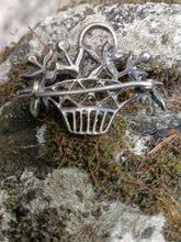 Charger l&#39;image dans la galerie, Broche corbeille de fleur en argent massif, sertie Marcassite et pierre

