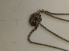 Charger l&#39;image dans la galerie, Grande chaîne de garde pour montre gousset en argent massif vers 1900
