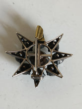 Charger l'image dans la galerie, Broche étoile en argent début XXÈME, avec cristaux blancs et noir taillé
