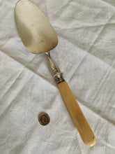Charger l'image dans la galerie, Pèle à gâteau en métal argenté et guillochée fin XIXÈME.
