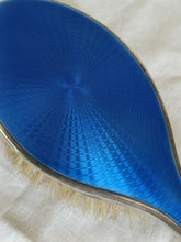 Charger l'image dans la galerie, Ravissante brosse à cheveux en argent massif Sterling Anglais , émail bleu guillochée. Avec un petit éclat. Début XXÈME

