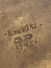 Charger l'image dans la galerie, Exceptionnelle et rare grand plat creux fin XVIIE début XVIIIE en étain . Poinçon probablement Bâle à identifier. Appartenu à de Riaz probablement un notable Fribourgeois ou ecclésiastique. Pourrai servir pour faire les baptêmes. Pièce de musée
