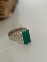 Charger l'image dans la galerie, Bague argent 0.800 rhodiée, et verre taillé de couleur.
