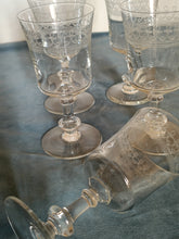 Charger l&#39;image dans la galerie, Série de 5 verres  à vins ancien ,en verre soufflé et gravé à l&#39;acide
