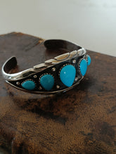Charger l'image dans la galerie, Bracelet  amérindiens en argent Sterling 0,925 et cabochon en verre turquoise.
