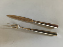 Charger l&#39;image dans la galerie, Rare série de couverts à dessert en argent massif Allemand fin XVIIIÈME début XIXE par le maître orfèvre Christian Friedrich Müller à Berlin periode 1788/1802. Très bonne orfèvre renommé. Monogramme et couronne de prince probablement prussien.
