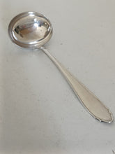 Charger l&#39;image dans la galerie, Jezler la reine louche à sauce en argent massif 0.800 parfait état. 55g
