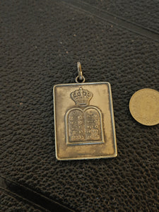 Emanuel Mané Katz , peintre ukrainien et artiste qui avait comme sujet le peuple juif . Rare médaille en argent doré avec la Loi