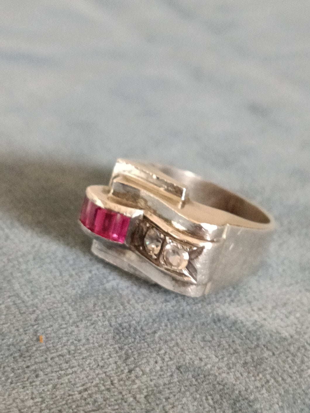 Bague tank 1930 en argent et pierres synthétiques.

Poinçon maître à identifier