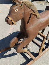 Charger l&#39;image dans la galerie, Grand cheval à bascule en bois sculpté et peint . Début XXÈME
