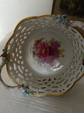Charger l'image dans la galerie, KPM vieux Berlin, corbeille en porcelaine ajouré et peinte à la main. Décors de fleurs de grandes finesses.  Parfait état,
