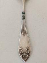 Charger l&#39;image dans la galerie, Cuillère à café solitaire en argent massif Allemand, début Xxème dans le style Louis XVI
