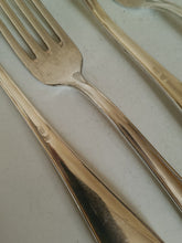 Charger l&#39;image dans la galerie, Jezler la Reine, série de 5 grandes fourchettes en argent massif 0.800
