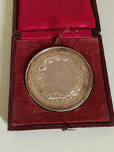Charger l'image dans la galerie, Victor Emmanuel II Roi d'Italie , rare grande  médaille d'honneur en argent massif , pour les enseignants méritent du primaire en matière d'éducation populaire 1866
