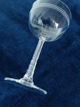 Charger l&#39;image dans la galerie, Ravissant verre à vin en cristal gravé , milieu XXÈME,
