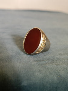 Chevalière argent et or avec pierre de cornaline XXÈme poinçons de maître RBL à identifier. Jolie travail de sertissage petit diamants sur or massif