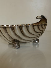 Charger l'image dans la galerie, Ravissante coquille de baptême en argent massif 0.800 . orfèvre Allemand F Berg ,fin XIXÈME début XXème, En parfait état.
