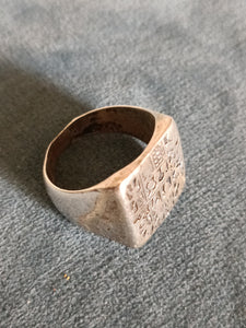 Chevalière en argent ancienne avec armoirie, probablement fin XIXÈME. Prévoir une réparation l anneau fend la ou il a été braser.