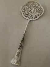 Charger l'image dans la galerie, Jezler modèle renaissance, petite pelle à mignardises en argent massif 0.800 , décors pelle ciselé.
