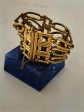 Charger l'image dans la galerie, Ravissant bracelet Art déco en cuivre doré . Système fermoir inhabituel. Probablement un travail artisanal ( de qualité )
