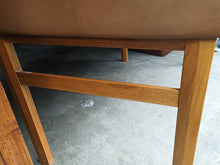 Charger l'image dans la galerie, Bureau design vers 1960, en noyer massif . Origine probablement Allemand ou Suisse .
