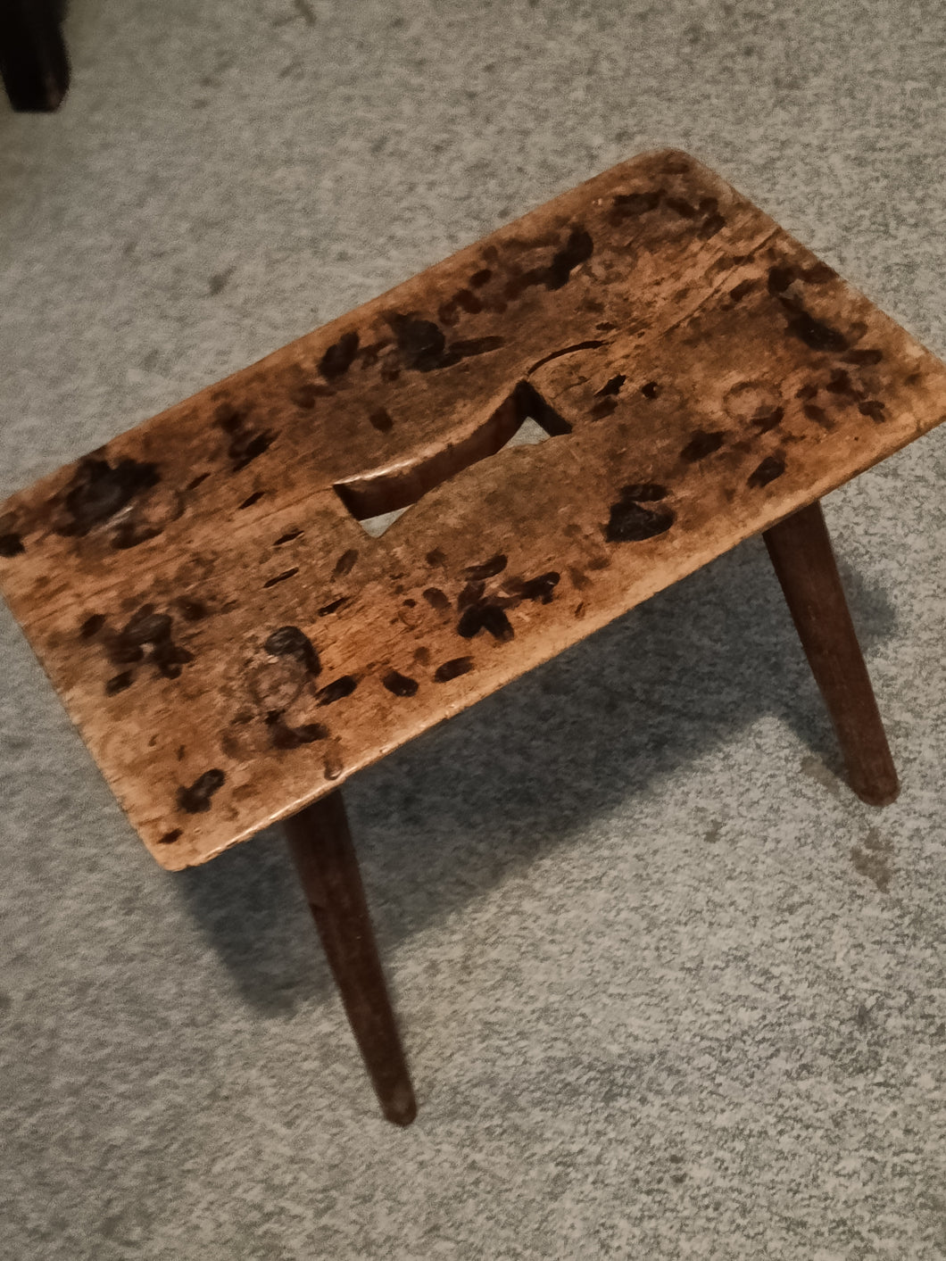 Tabouret rustique à traire, en cerisier. Il a du cachet ! Fin XIXÈME