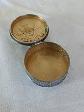 Charger l'image dans la galerie, Charmante petite boîte à pilules en argent massif, fin XIXÈME dans le style Louis XVI.
