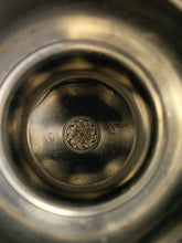 Charger l'image dans la galerie, Exceptionnelle grande chane Valaisanne en étain.  D'époque Art déco . Fabriqué et gravé par A Wallner en 1931 . Probablement un artiste autrichien des école d'art de Vienne
