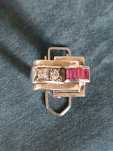 Charger l&#39;image dans la galerie, Bague tank 1930 en argent et pierres synthétiques.

Poinçon maître à identifier
