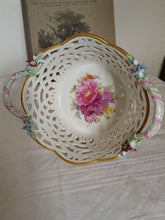 Charger l'image dans la galerie, KPM vieux Berlin, corbeille en porcelaine ajouré et peinte à la main. Décors de fleurs de grandes finesses.  Parfait état,
