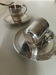 Argent massif Minerve premier titre 0.950! Paire de tasse et sous tasse à café dans le style Louis XVI . Poinçons orfèvre Henri Soufflot fin XIXÈME début Xxème