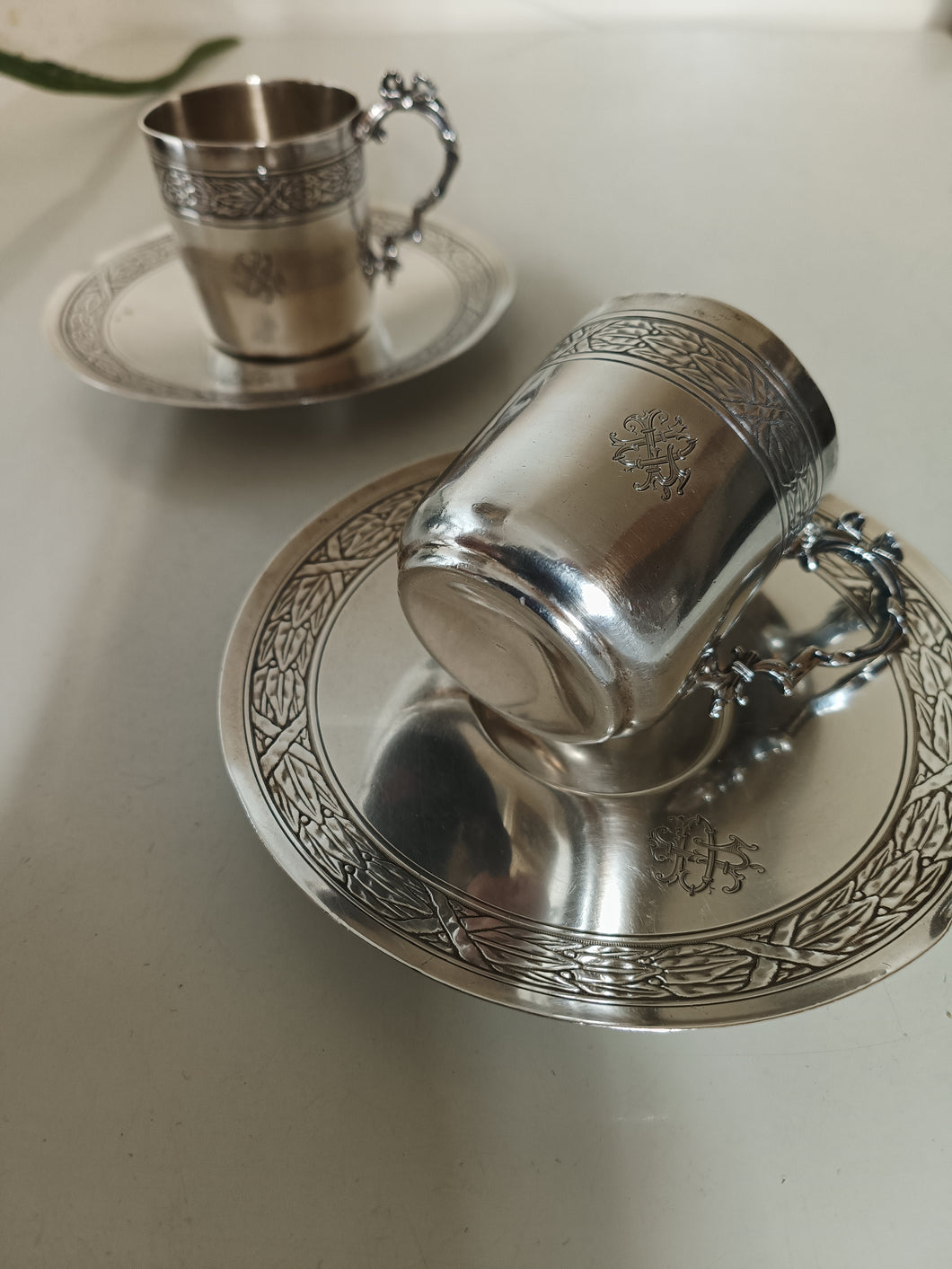 Argent massif Minerve premier titre 0.950! Paire de tasse et sous tasse à café dans le style Louis XVI . Poinçons orfèvre Henri Soufflot fin XIXÈME début Xxème