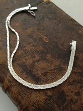 Charger l'image dans la galerie, Bracelet en argent 0.800 rhodié vers 1980, maille matelassé. Poinçon maître Stav , fabricant de bijoux à Jérusalem.
