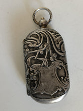 Charger l&#39;image dans la galerie, Porte Louis d&#39;or , époque Art nouveau, en métal argenté .

