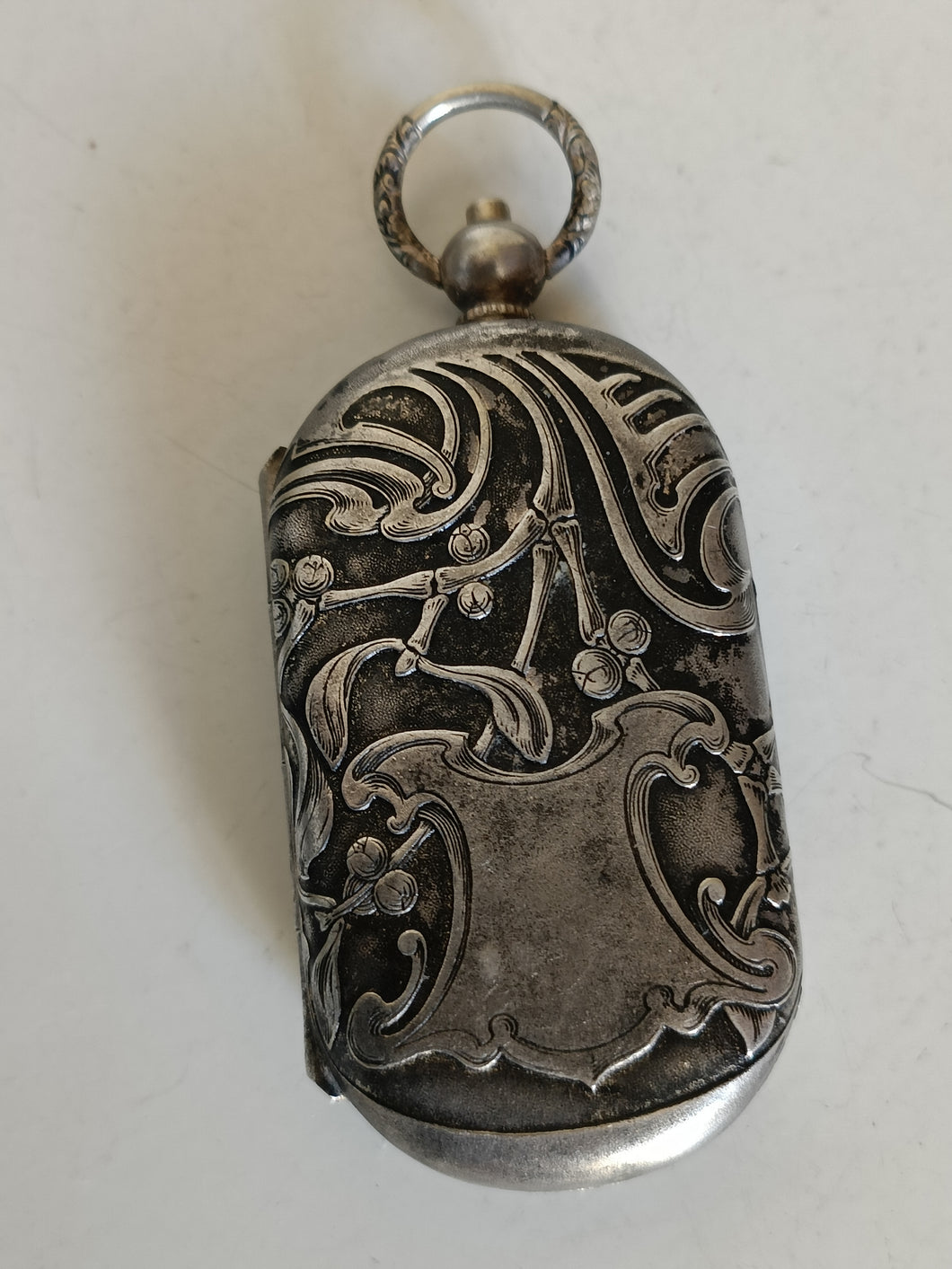 Porte Louis d'or , époque Art nouveau, en métal argenté .