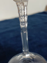 Charger l&#39;image dans la galerie, Ravissant verre à vin en cristal gravé , milieu XXÈME,
