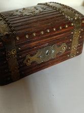 Charger l'image dans la galerie, Petit coffret anglais Victoria en Chêne massif , et garniture laiton,  xixème .
