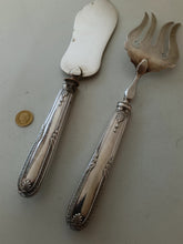 Charger l'image dans la galerie, Émile Puiforcat paire de service à pâtisserie manche en argent massif style Empire
