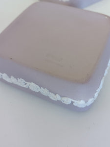 Wedgwood boîte en porcelaine biscuit mauve richement décorée. En parfait état. Début XXÈME